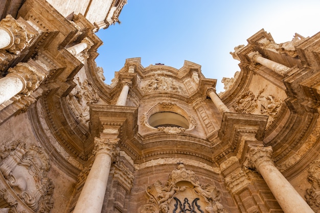 Fachada gótica da Catedral de Valência em um dia ensolarado