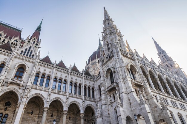 Fachada gótica del Parlamento húngaro, increíble edificio en la orilla del río Danubio en Budapest