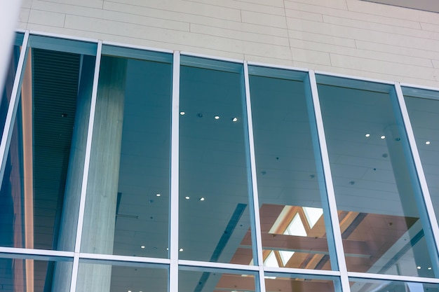 Fachada de grandes ventanales del moderno edificio de oficinas de negocios en el diseño de ventanas de vidrio del centro comercial metropolitan hall