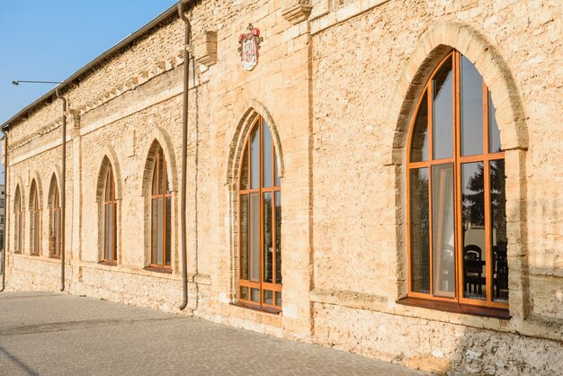 Fachada del hermoso edificio antiguo de ladrillo.