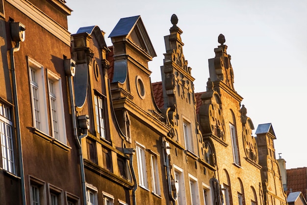 Fachada histórica antigua de la arquitectura del edificio en Gdansk