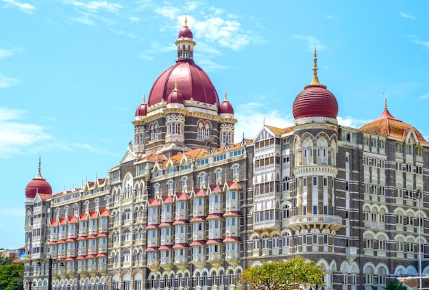 Fachada del hotel Taj Mahal Palace en el distrito de Colaba Mumbai India