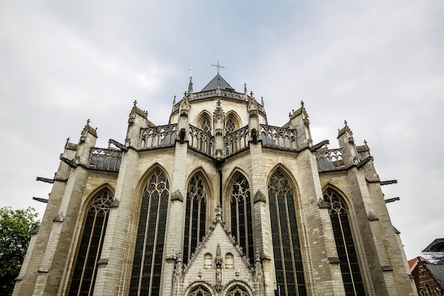 Fachada de la iglesia catedral antigua, vieja europa.