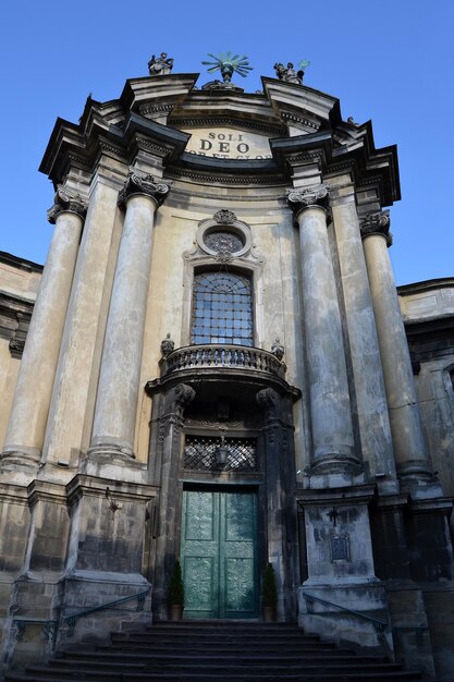 Fachada de la iglesia católica barroca contra el cielo azul