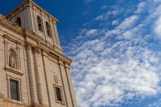 Foto fachada de una iglesia católica española con cielo azul de fondo