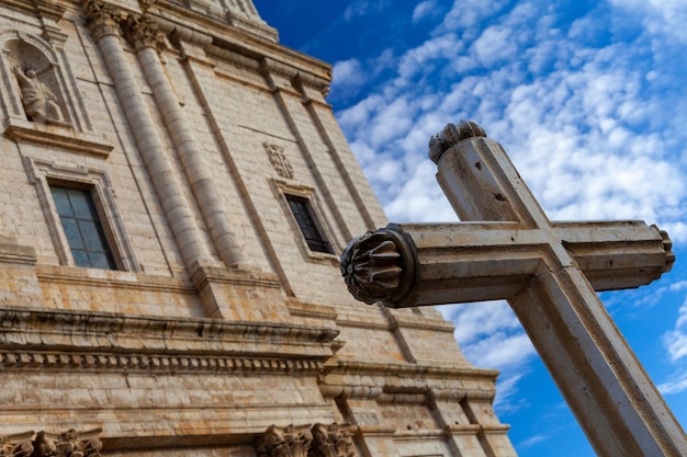 Foto fachada de una iglesia católica española con cielo azul de fondo