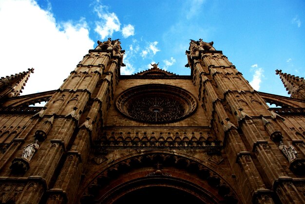 Foto la fachada de la iglesia contra el cielo