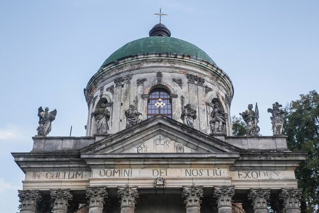 Fachada de la Iglesia de la Exaltación de la Santa Cruz y San José en Ucrania