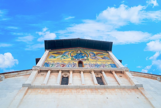 Fachada de la iglesia medieval de San Frediano, con mosaico