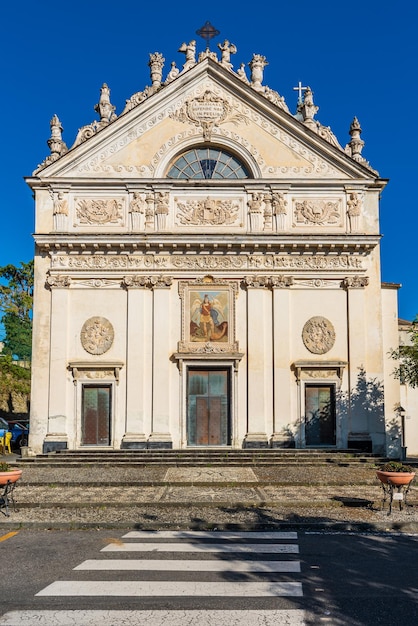 Fachada de la iglesia de Pieve Ligure en la Riviera italiana