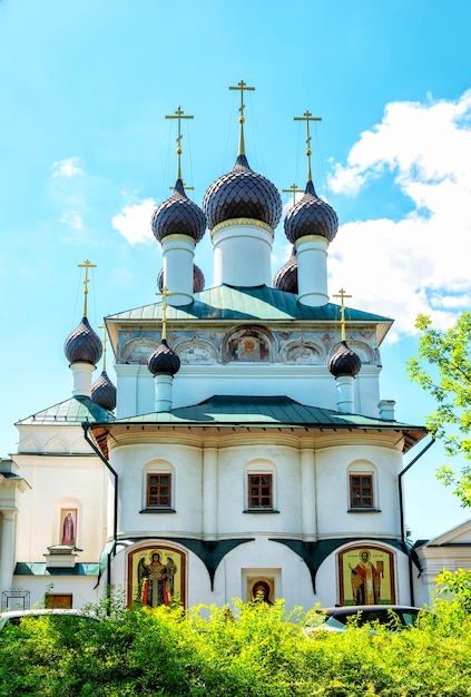 Fachada de la Iglesia del Salvador Proboinsky desde el lado de la calle revolucionaria en la ciudad de Yaroslavl