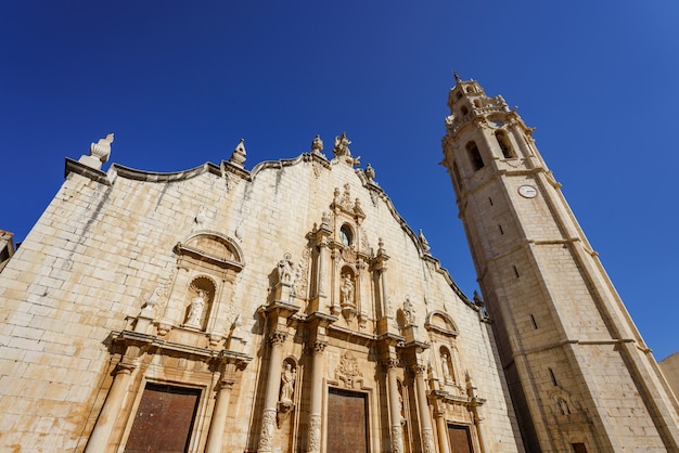 fachada de la Iglesia "San Juan Bautista" y torre de 68 metros. Estilo barroco. Construida en el siglo XVIII.