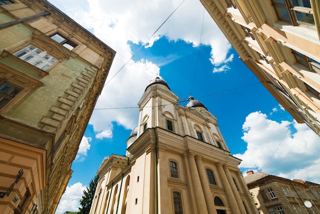 Fachada de la iglesia vieja en el cielo azul en Lviv, Ucrania