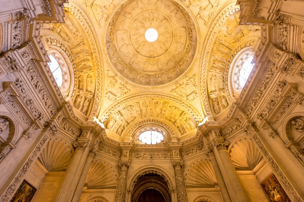 Fachada interior de la catedral de sevilla.