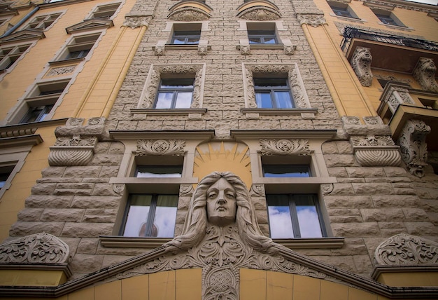 Fachada de ladrillo de un edificio antiguo de estilo barroco europeo