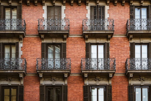 Fachada de ladrillo rojo con balcones