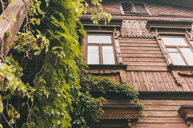 Fachada de madera de una casa antigua exterior