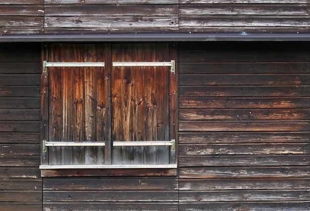 fachada de madera con persiana