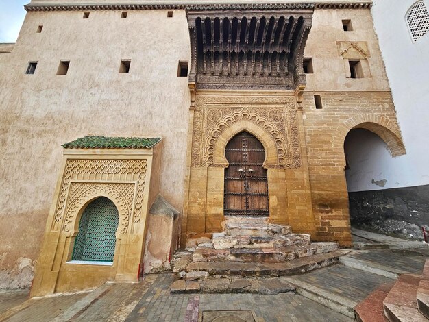 La fachada de la madrasa en la medina de Sale Marruecos