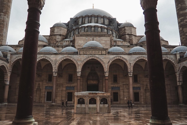 Foto la fachada de la mezquita contra el cielo