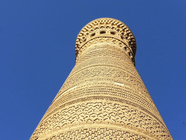 Fachada del minarete medieval en Bukhara