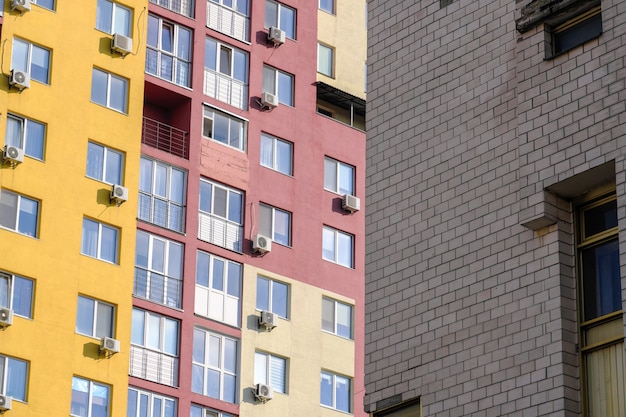 Fachada de una moderna casa urbana residencial de gran altura con hermosos colores en un brillante día soleado de verano