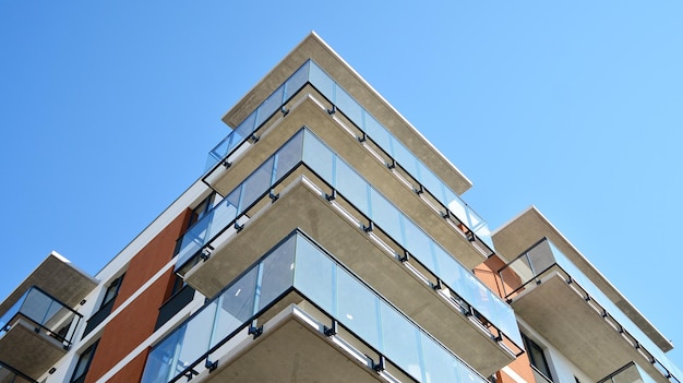 Fachada moderna do prédio de apartamentos exterior novo dos prédios de apartamentos