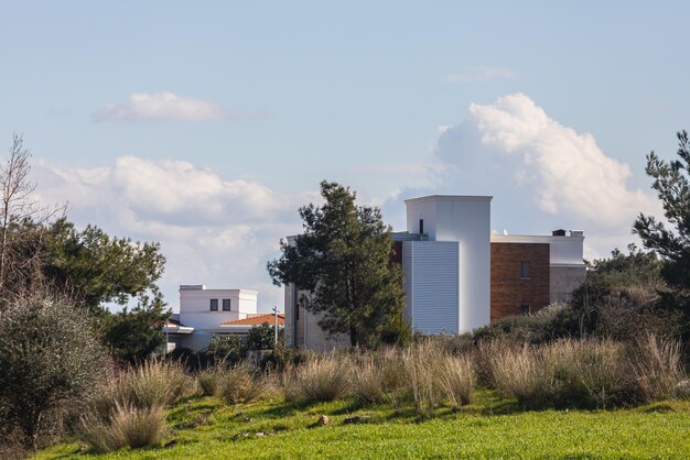 Fachada moderna. Vista de la casa moderna y árboles en Turquía. Villa rica