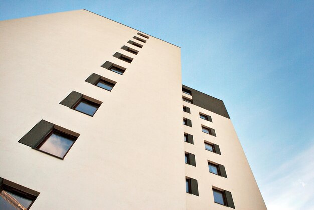 La fachada de un moderno edificio de apartamentos