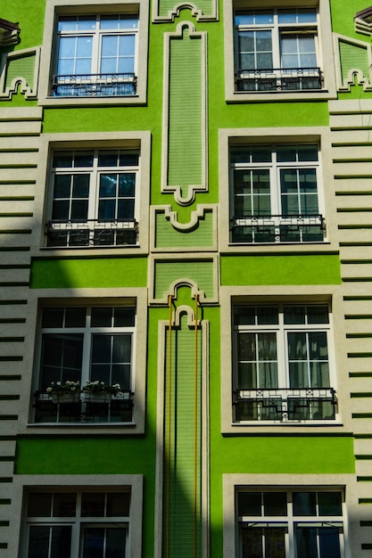 Fachada del moderno edificio residencial en el distrito de élite