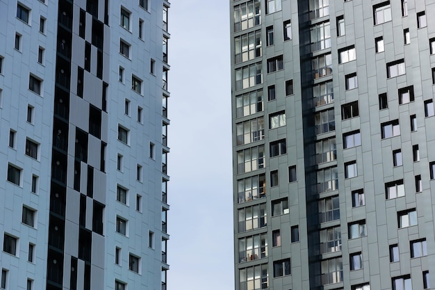 Fachada de un moderno edificio residencial nuevo