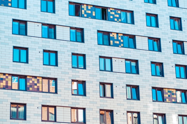 Fachada de un moderno y moderno edificio residencial de varios pisos.