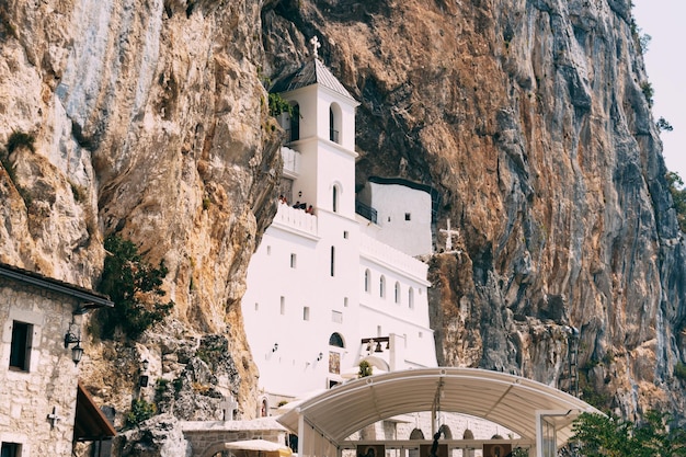 Foto fachada del monasterio de ostrog en la roca montenegro