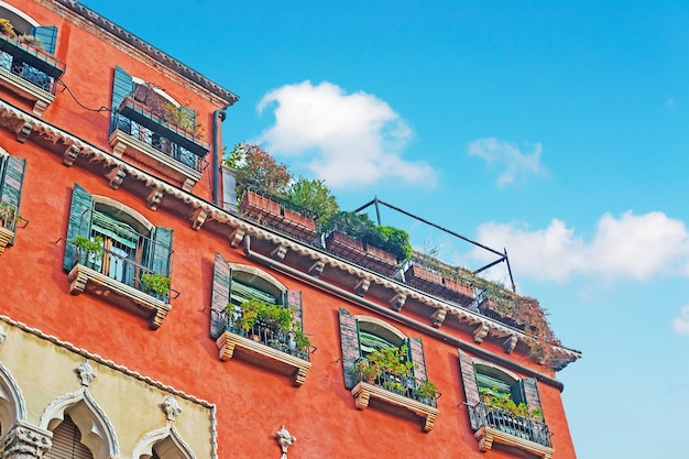 Fachada naranja de un edificio antiguo en Venecia Italia