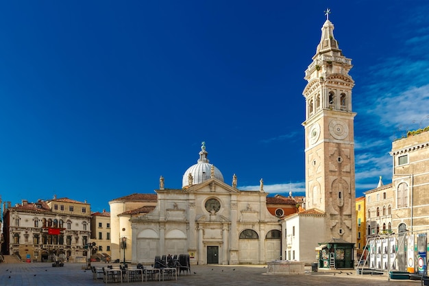 Fachada norte da Igreja Santa Maria Formosa no Castello Veneza na manhã Italia