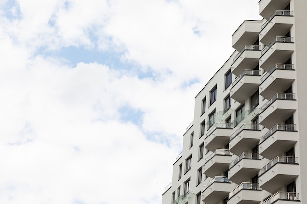 Fachada del nuevo edificio residencial moderno y colorido