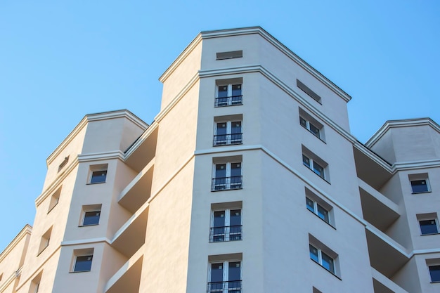 Fachada de un nuevo edificio residencial de varios pisos. arquitectura y construccion moderna