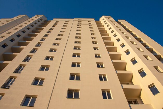 Fachada de un nuevo edificio residencial de varios pisos