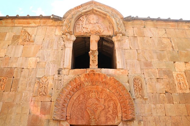 Fachada occidental medieval de la iglesia Surb Astvatsatsin en el monasterio de Noravank Armenia