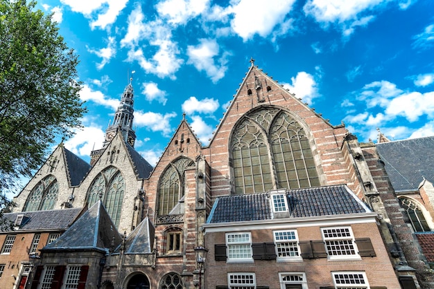 Fachada de la Oude Kerk o Iglesia Vieja en Ámsterdam, Países Bajos.