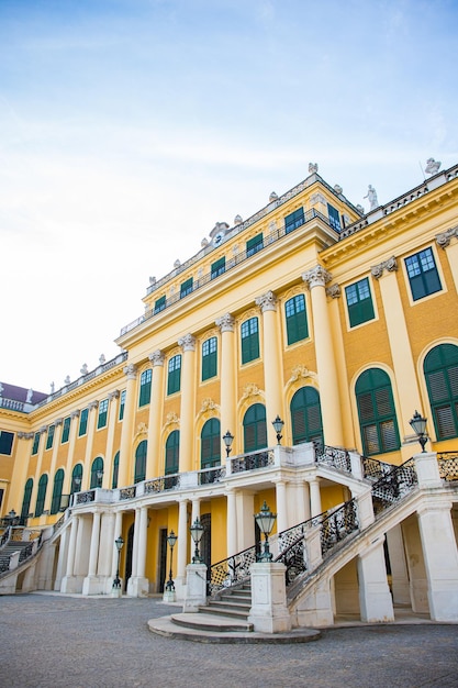 Foto fachada del palacio imperial de schonbrunn en un día soleado en viena austria