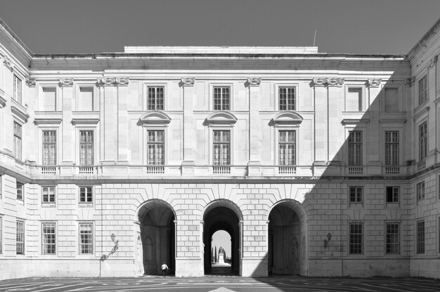 Fachada de patio blanco y negro de un palacio