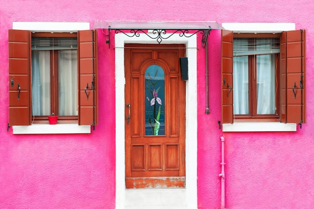 Fachada pintada de rosa da casa ilha de Burano Itália