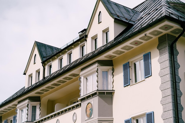 Fachada pintada de uma casa na vila de oberammergau, alemanha