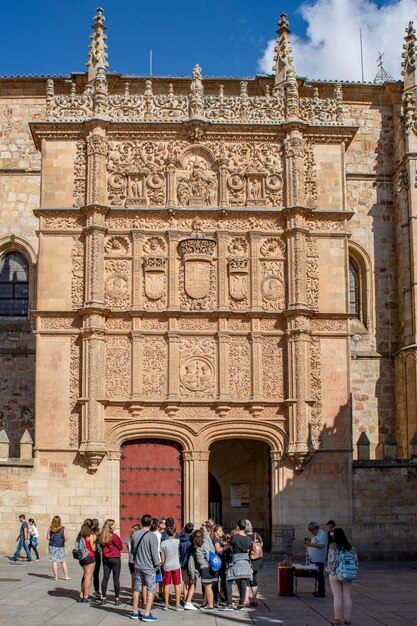 La fachada plateresca de la universidad de salamanca en el centro histórico de la ciudad