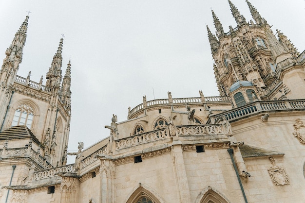 Fachada principal de la Catedral Gótica de Burgos en un día soleado. Burgos, Castilla y León, España - nov, 2021. Foto de alta calidad