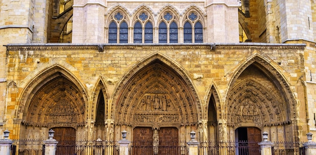 Fachada principal de la Catedral gótica de León con puertas antiguas muy decoradas