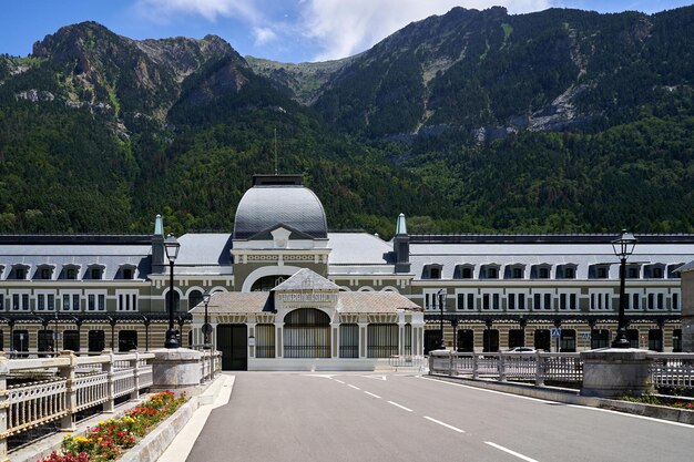 Fachada principal da antiga estação de Canfranc convertida em hotel de luxo cinco estrelas