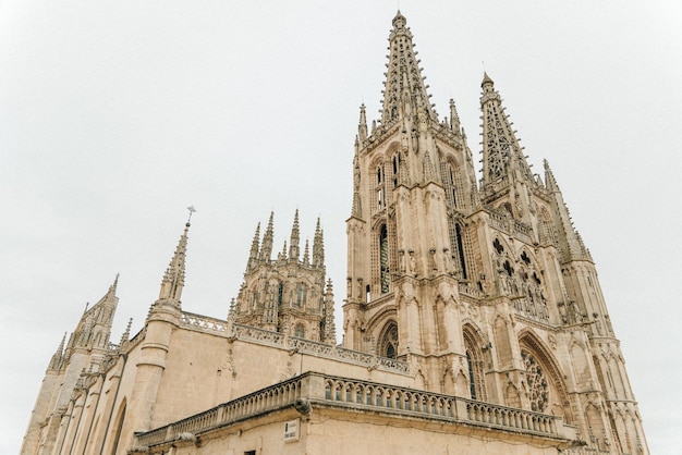 Fachada principal da Catedral Gótica de Burgos em um dia ensolarado. Burgos, Castilla y Leon, Espanha - novembro de 2021. Foto de alta qualidade