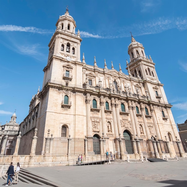 Fachada principal da vista lateral da catedral de Jaen Assunção Espanha